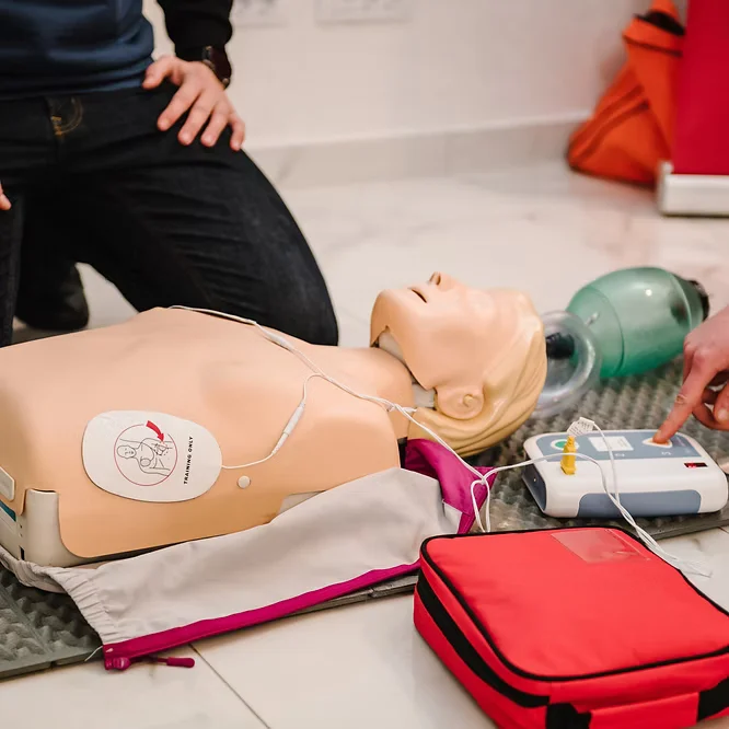 AED-Anwendung bei Herz-Lungen-Wiederbelebung – Notfalltraining Erwachsene