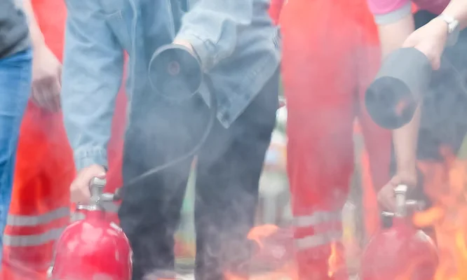 Hand bedient einen Feuerlöscher — Feuerlöscher-Training