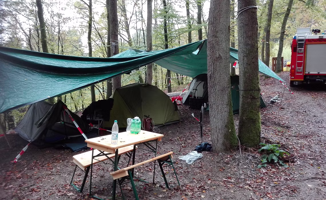 Unterschlupf bauen im Wald