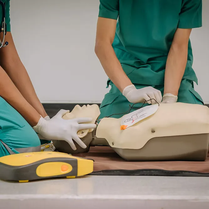 AED-Training im CPR-Kurs — Notfalltraining für Arztpraxen